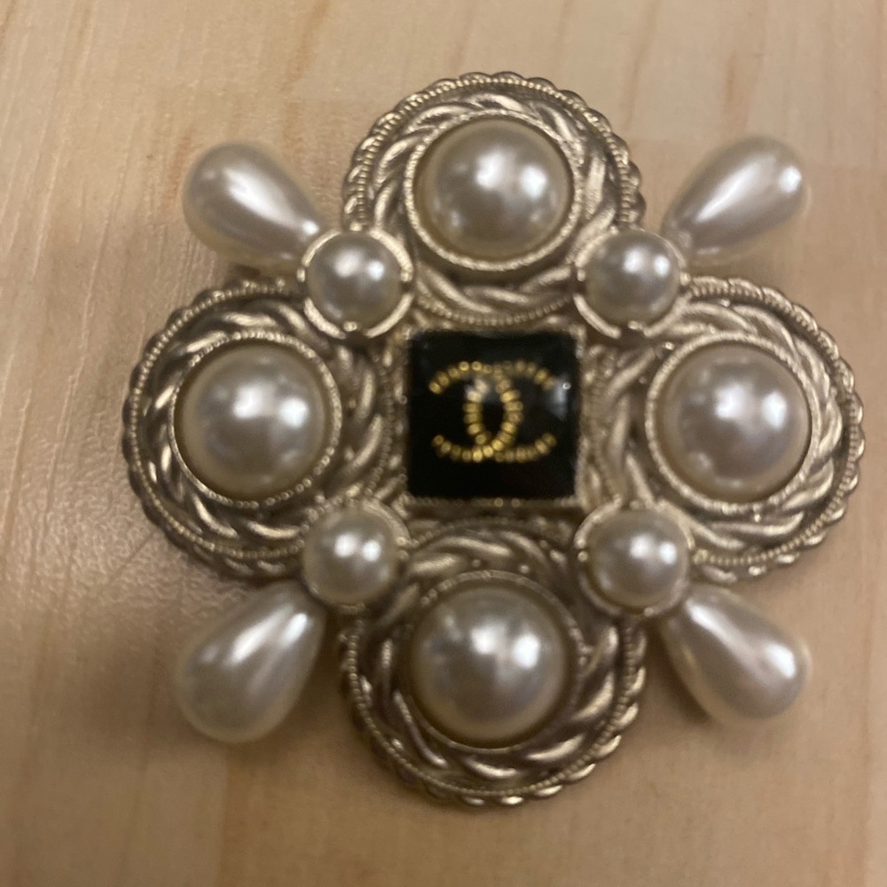 Vintage CHANEL 2018 Autumn Faux Pearl & Resin CC Logo Brooch Pin - Picture 3 of 13